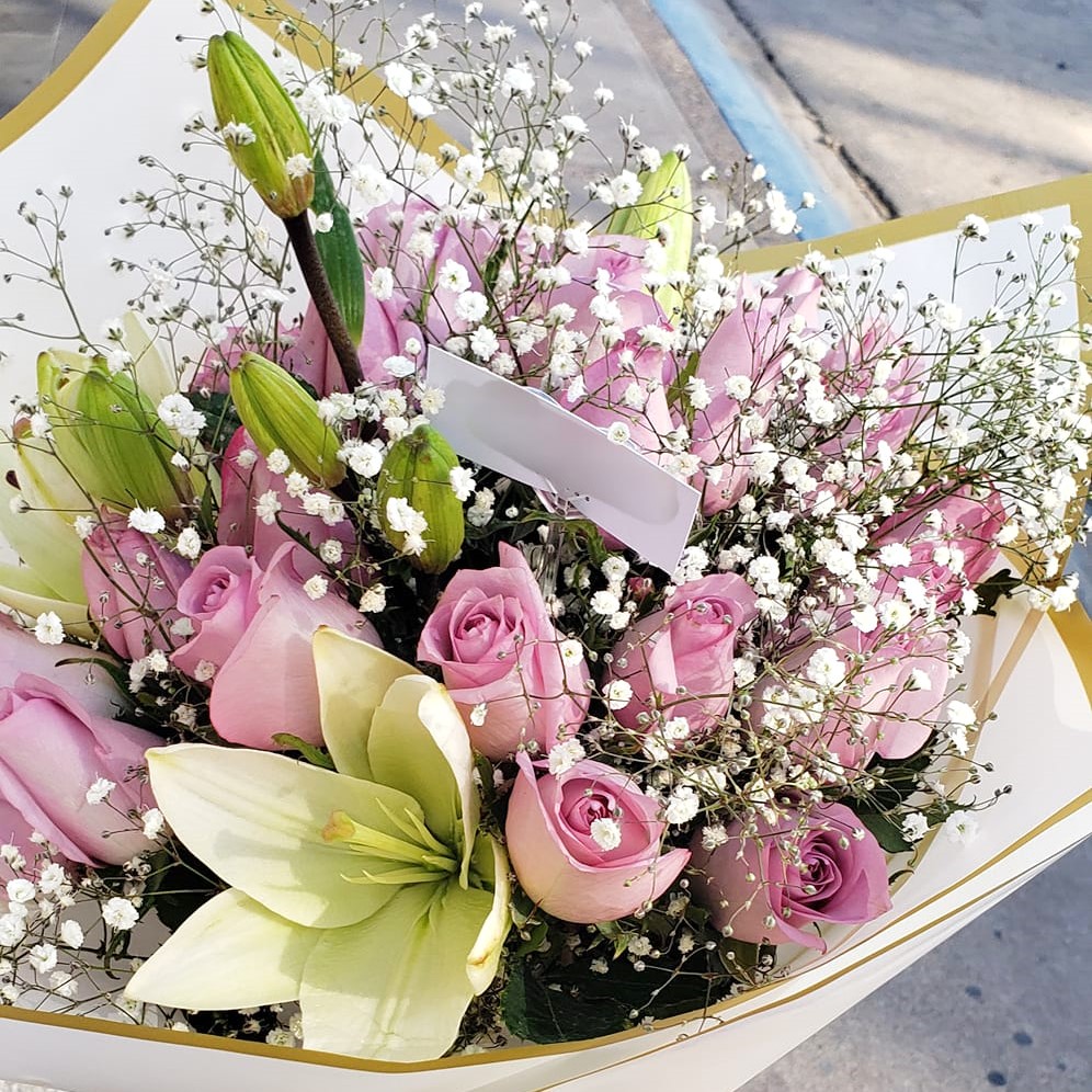 Arreglo floral Cumpleaños Feliz colorido y elegante