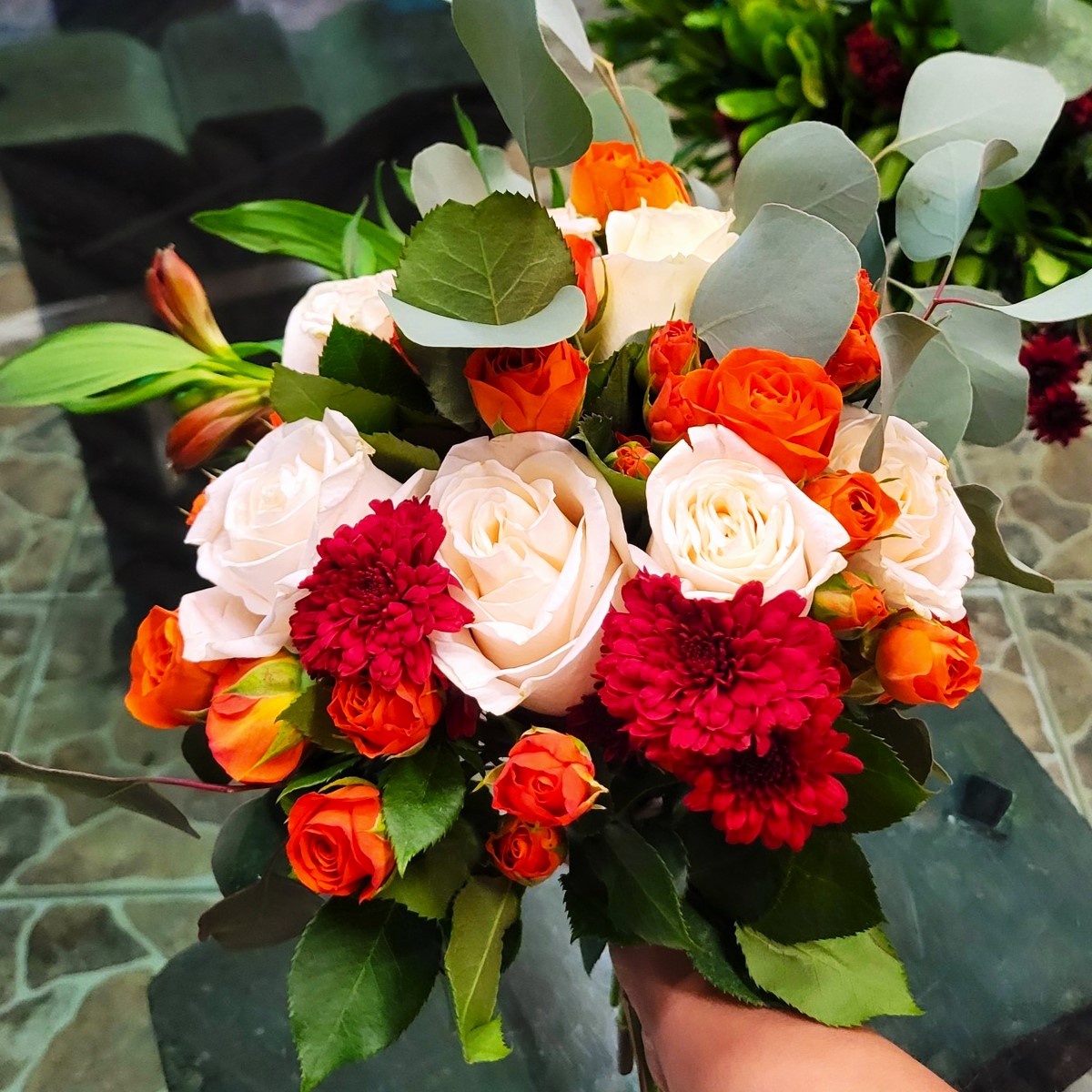 Bouquet floral premium en tonos naranja