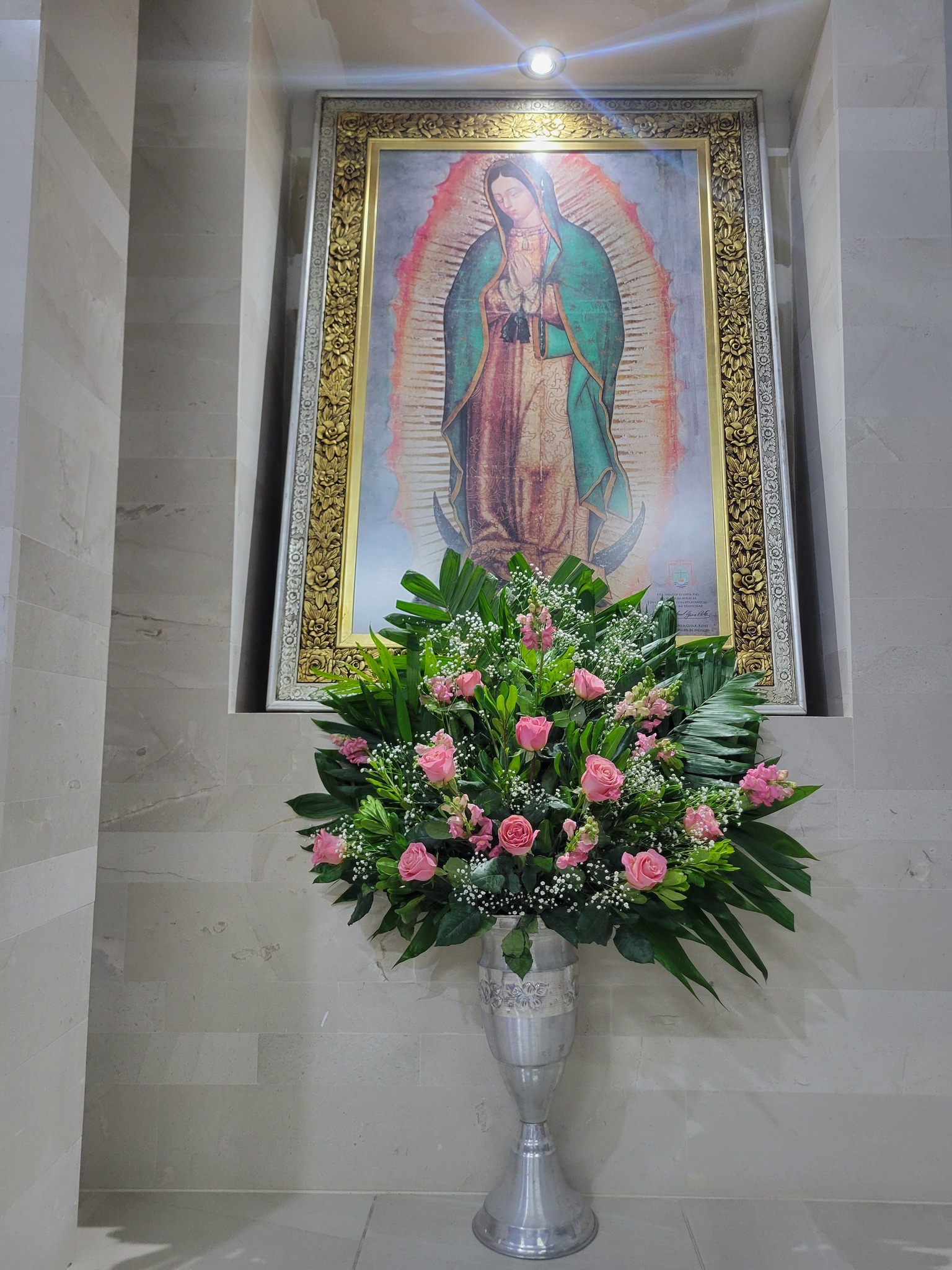 Arreglo floral con rosas delicadas